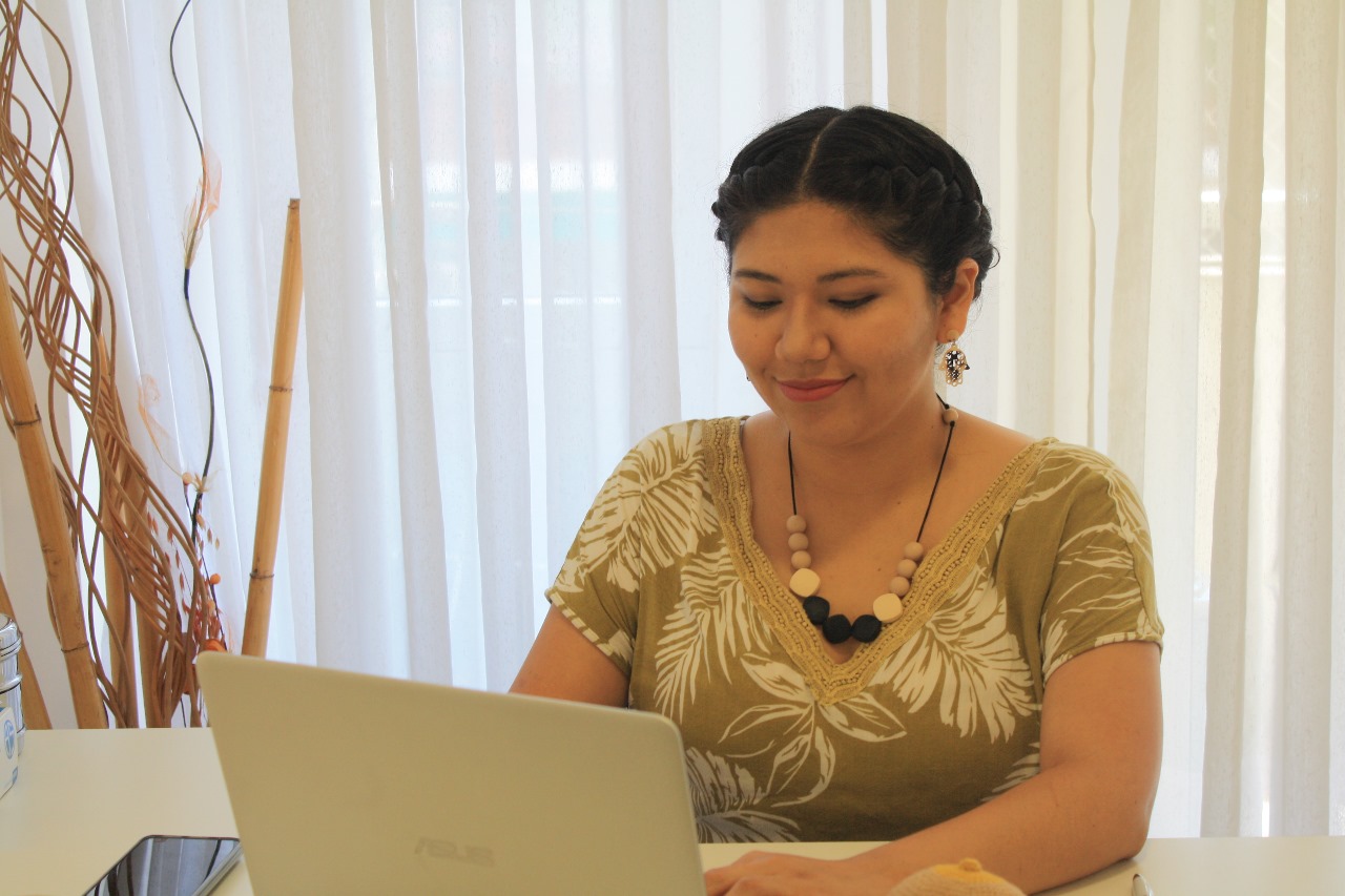 Anush dictando capacitaciones y talleres sobre salud infantil
